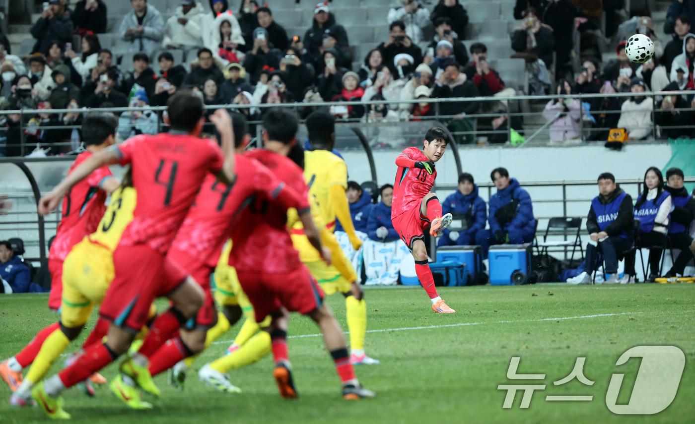 (서울=뉴스1) 황기선 기자 = 18일 오후 서울 마포구 서울월드컵경기장에서 열린 ‘하나은행 초청 국가대표팀 친선경기’ 대한민국과 가나와의 경기에서 대한민국 이강인이 크로스를 날리 …