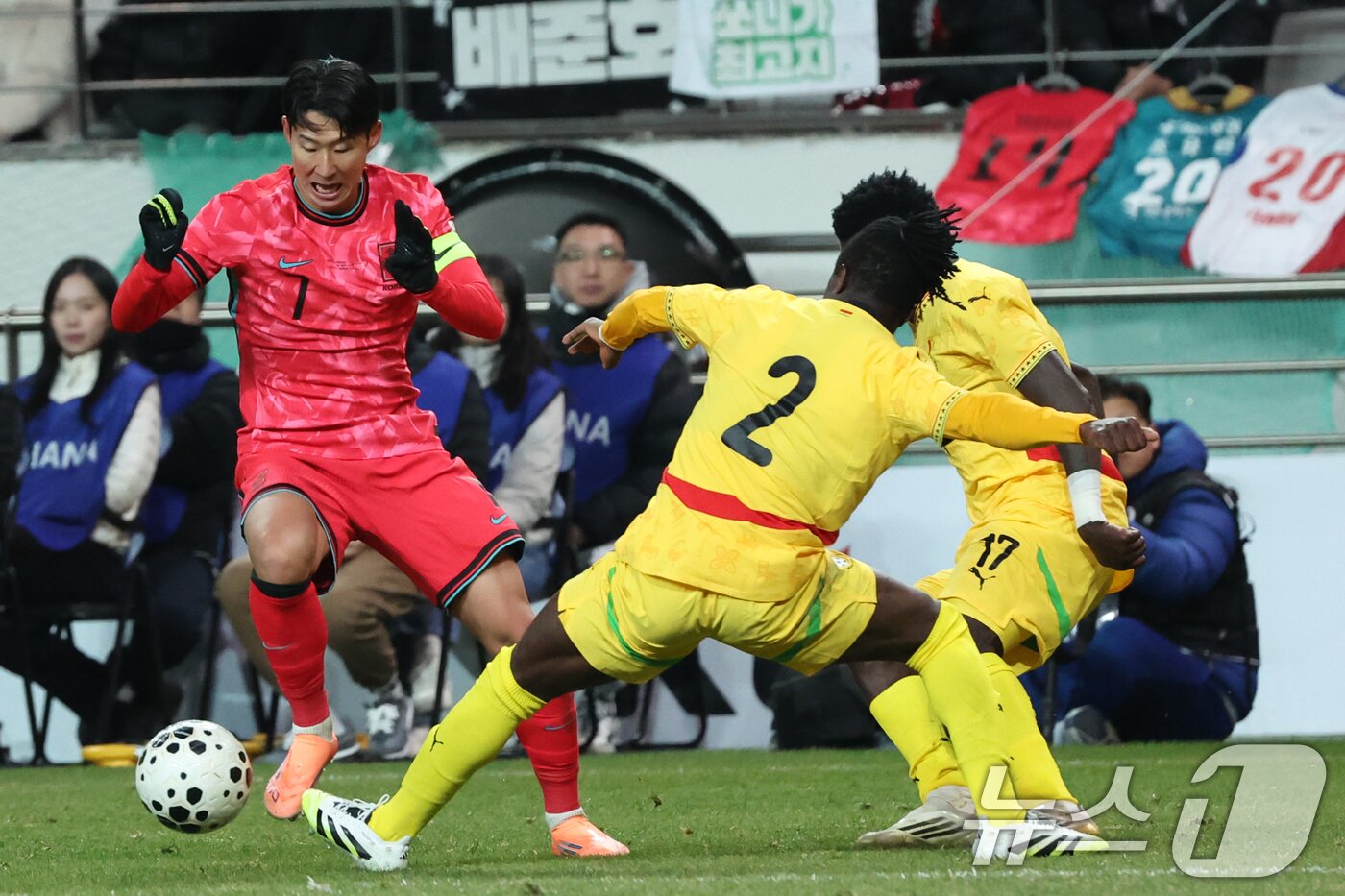 본문 이미지 - 18일 오후 서울 마포구 서울월드컵경기장에서 열린 ‘하나은행 초청 국가대표팀 친선경기’ 대한민국과 가나와의 경기에서 대한민국 손흥민이 돌파를 하고 있다. 2025.11.18/뉴스1 ⓒ News1 황기선 기자