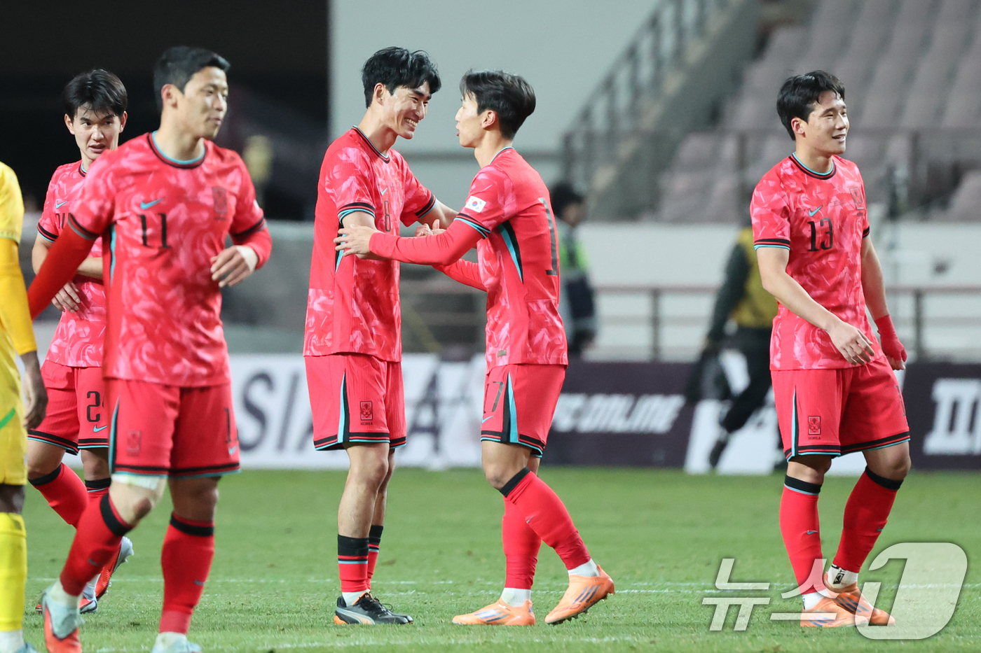 (서울=뉴스1) 황기선 기자 = 18일 오후 서울 마포구 서울월드컵경기장에서 열린 ‘하나은행 초청 국가대표팀 친선경기’ 대한민국과 가나와의 경기에서 1대0으로 승리한 대한민국 선수 …