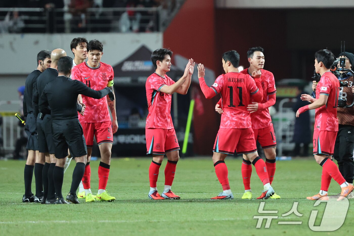 본문 이미지 - 18일 오후 서울 마포구 서울월드컵경기장에서 열린 ‘하나은행 초청 국가대표팀 친선경기’ 대한민국과 가나와의 경기에서 1대0으로 승리한 대한민국 선수들이 기뻐하고 있다. 2025.11.18/뉴스1 ⓒ News1 황기선 기자