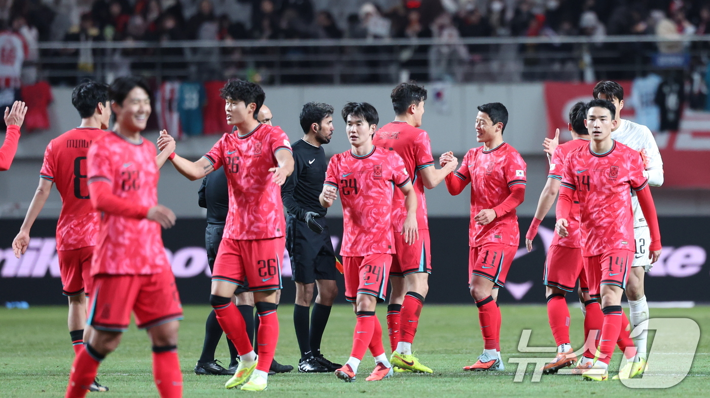 (서울=뉴스1) 박지혜 기자 = 18일 오후 서울 마포구 서울월드컵경기장에서 열린 ‘하나은행 초청 국가대표팀 친선경기’ 대한민국과 가나와의 경기에서 가나에 1대0 승리를 거둔 대한 …