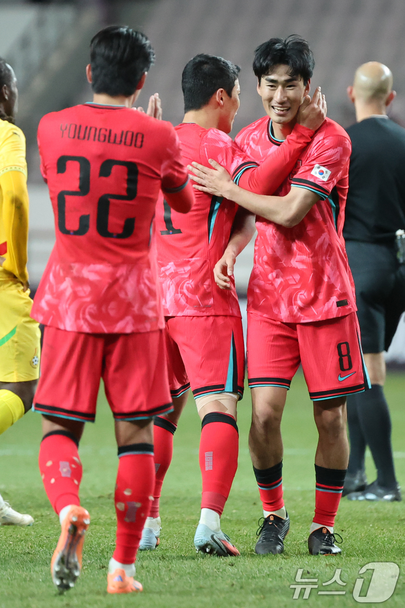 (서울=뉴스1) 황기선 기자 = 18일 오후 서울 마포구 서울월드컵경기장에서 열린 ‘하나은행 초청 국가대표팀 친선경기’ 대한민국과 가나와의 경기에서 1대0으로 승리한 대한민국 선수 …