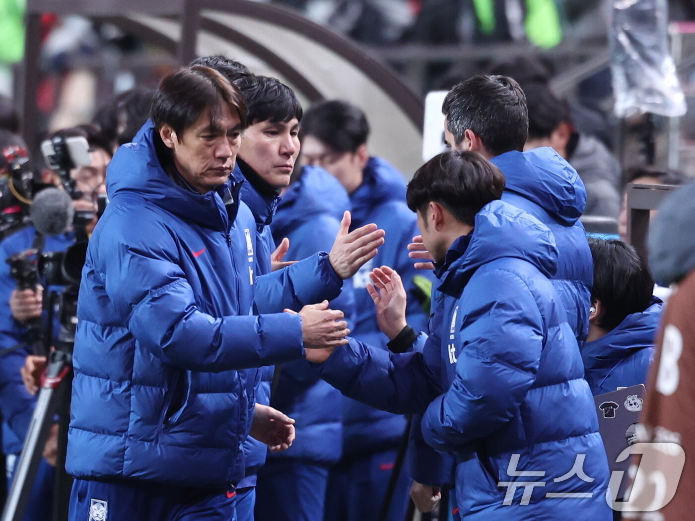 본문 이미지 - 가나전 승리 후 스태프들과 악수하는 홍명보 감독ⓒ News1 박지혜 기자