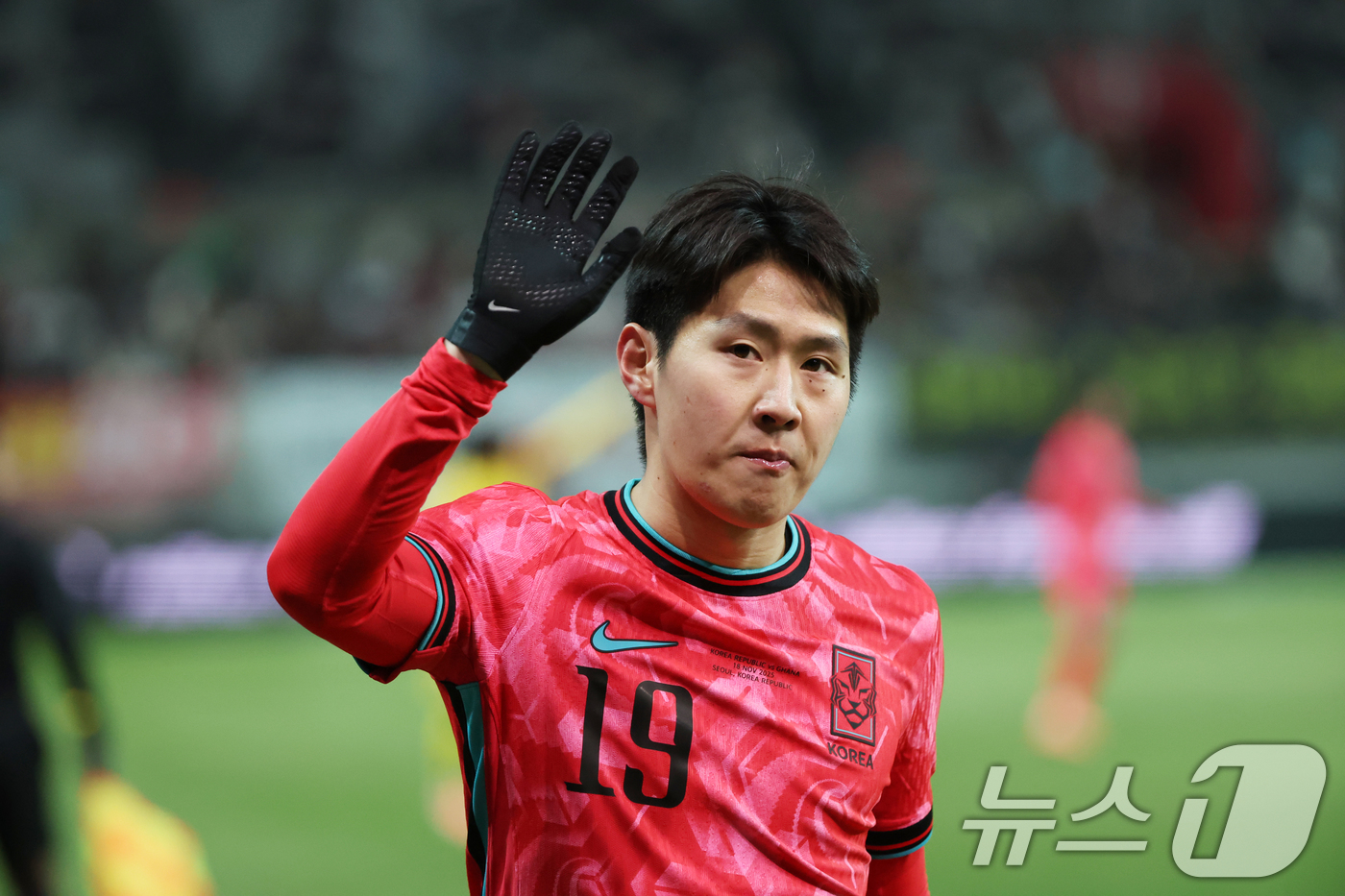 (서울=뉴스1) 황기선 기자 = 18일 오후 서울 마포구 서울월드컵경기장에서 열린 ‘하나은행 초청 국가대표팀 친선경기’ 대한민국과 가나와의 경기에서 대한민국 이강인이 교체되며 팬들 …