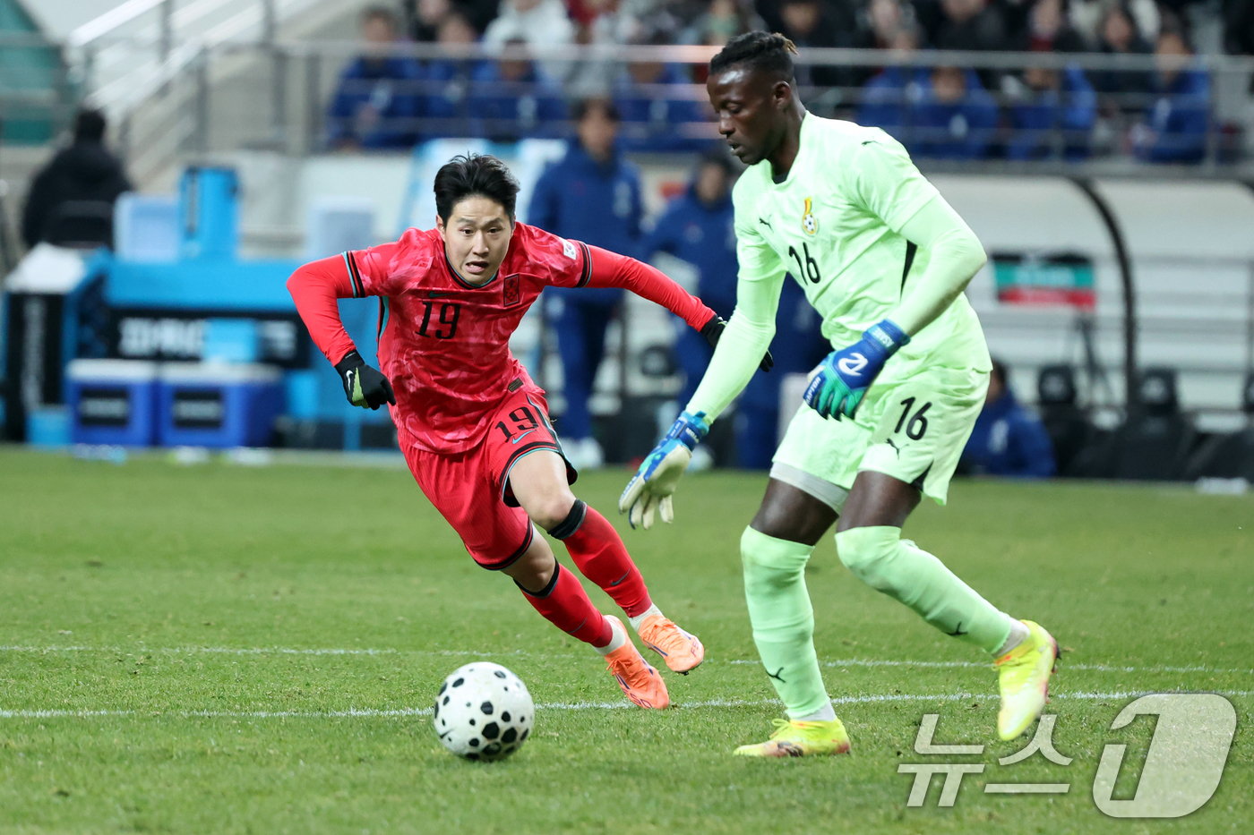 (서울=뉴스1) 황기선 기자 = 18일 오후 서울 마포구 서울월드컵경기장에서 열린 ‘하나은행 초청 국가대표팀 친선경기’ 대한민국과 가나와의 경기에서 대한민국 이강인이 상대 골키퍼를 …