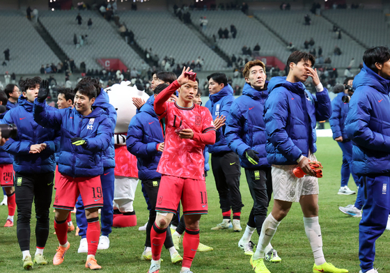 팬들에게 인사하는 대한민국 대표팀