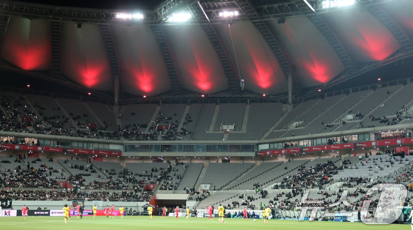 본문 이미지 - 18일 오후 서울 마포구 서울월드컵경기장에서 열린 ‘하나은행 초청 국가대표팀 친선경기’ 대한민국과 가나와의 경기에 빈자리가 보이고 있다. 2025.11.18/뉴스1 ⓒ News1 황기선 기자