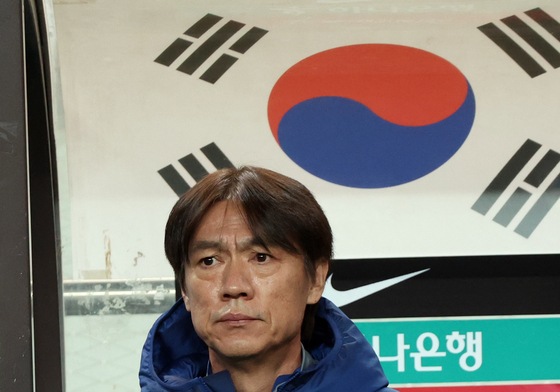 경기장 바라보는 홍명보 감독