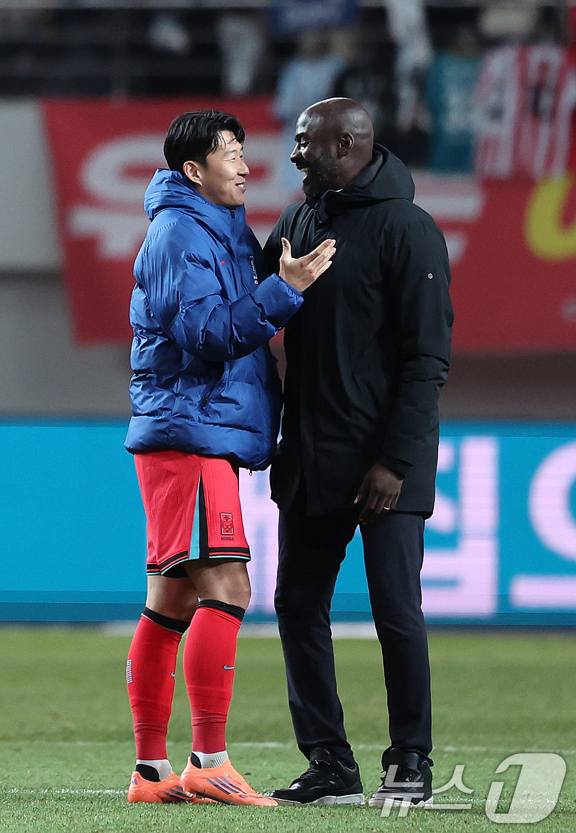 (서울=뉴스1) 박지혜 기자 = 18일 서울 마포구 서울월드컵경기장에서 열린 ‘하나은행 초청 국가대표팀 친선경기’ 대한민국과 가나의 경기를 마친 손흥민이 오토 아도 가나 감독과 인 …