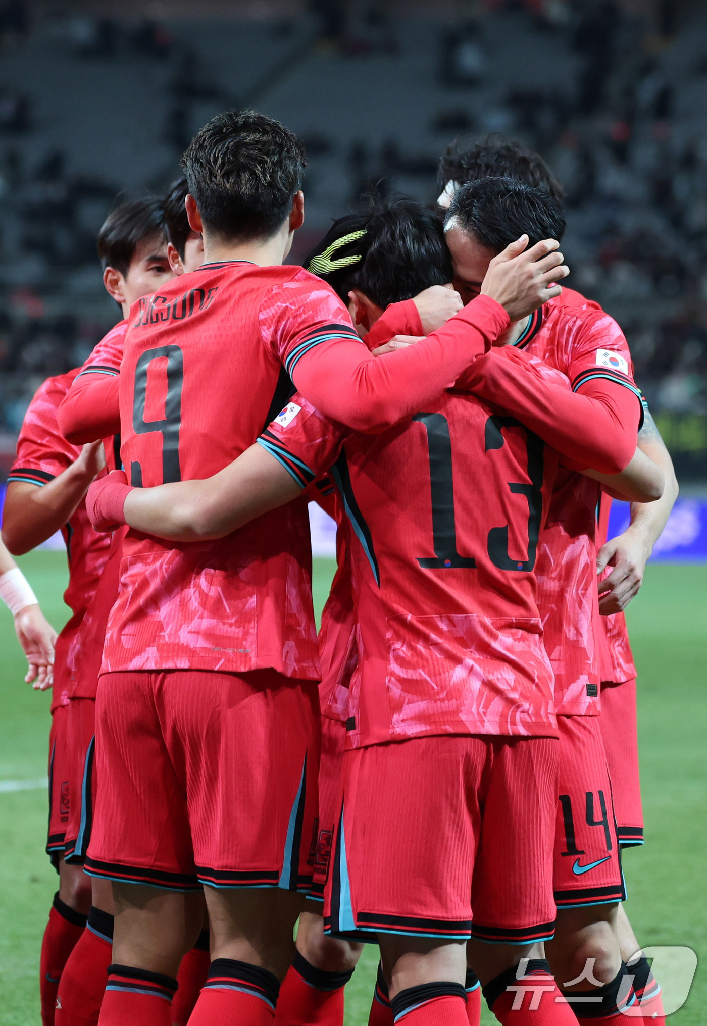 (서울=뉴스1) 박지혜 기자 = 18일 오후 서울 마포구 서울월드컵경기장에서 열린 ‘하나은행 초청 국가대표팀 친선경기’ 대한민국과 가나와의 경기에서 후반 이태석이 헤더 선제골을 넣 …