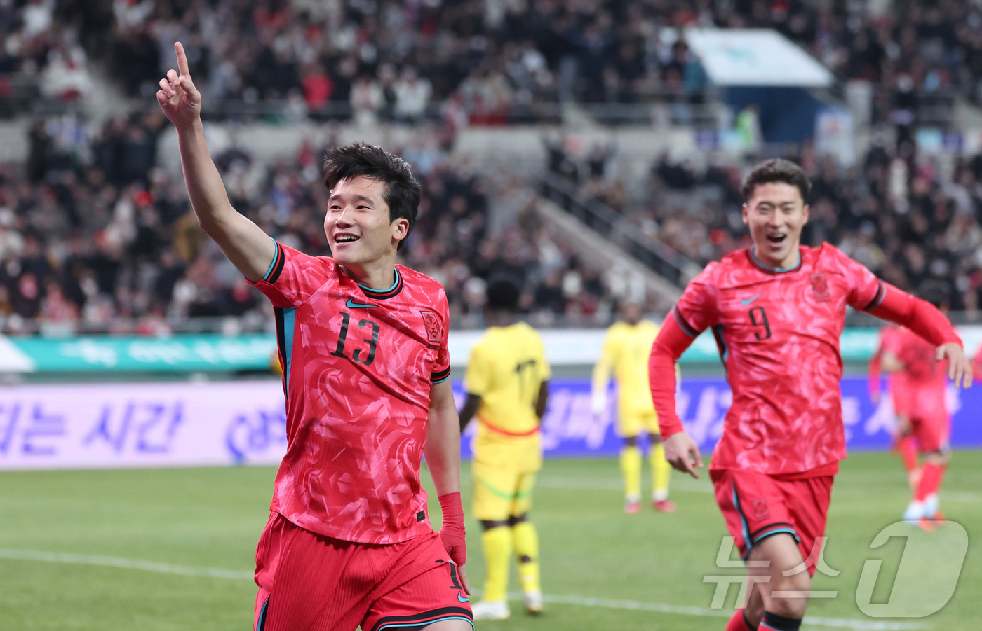 (서울=뉴스1) 박지혜 기자 = 18일 오후 서울 마포구 서울월드컵경기장에서 열린 ‘하나은행 초청 국가대표팀 친선경기’ 대한민국과 가나와의 경기에서 후반 이태석이 헤더 선제골을 넣 …