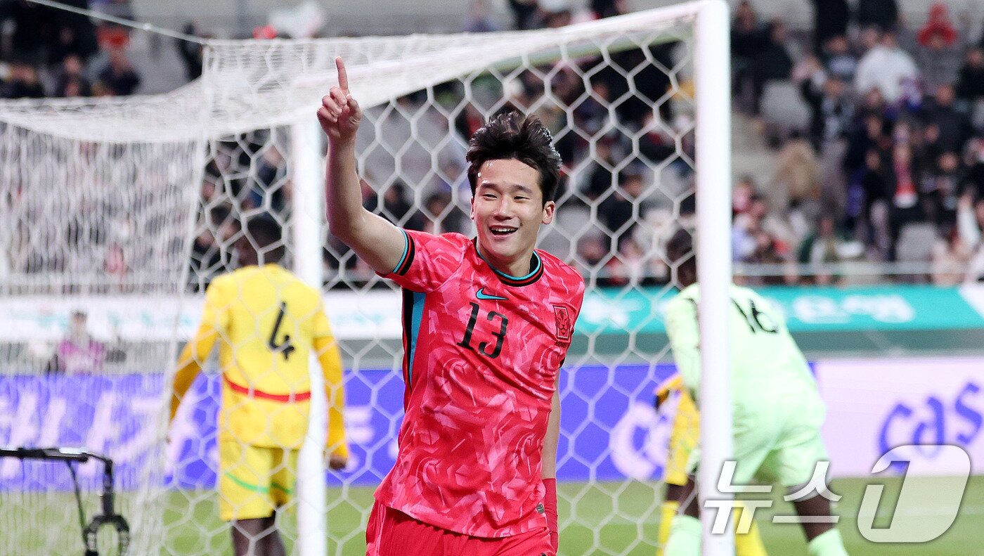 본문 이미지 - 18일 오후 서울 마포구 서울월드컵경기장에서 열린 ‘하나은행 초청 국가대표팀 친선경기’ 대한민국과 가나와의 경기에서 후반 이태석이 헤더 선제골을 넣고 세리머니를 하고 있다. 2025.11.18/뉴스1 ⓒ News1 박지혜 기자