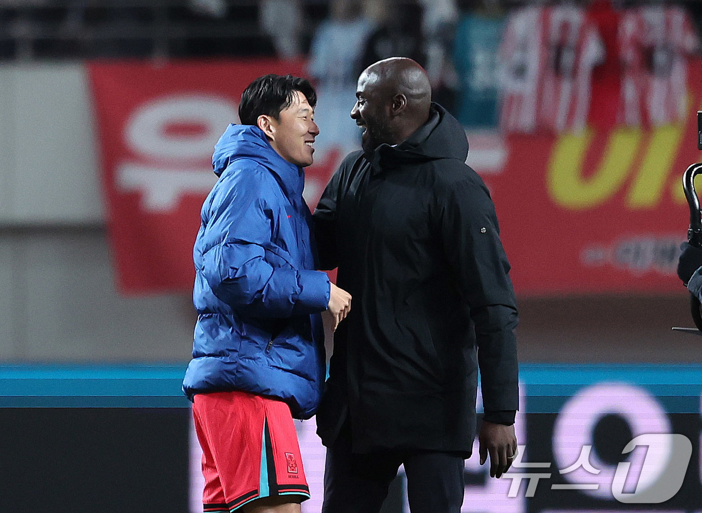 (서울=뉴스1) 박지혜 기자 = 18일 서울 마포구 서울월드컵경기장에서 열린 ‘하나은행 초청 국가대표팀 친선경기’ 대한민국과 가나의 경기를 마친 손흥민이 오토 아도 가나 감독과 인 …