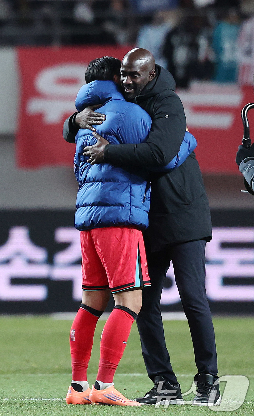 (서울=뉴스1) 박지혜 기자 = 18일 서울 마포구 서울월드컵경기장에서 열린 ‘하나은행 초청 국가대표팀 친선경기’ 대한민국과 가나의 경기를 마친 손흥민이 오토 아도 가나 감독과 인 …