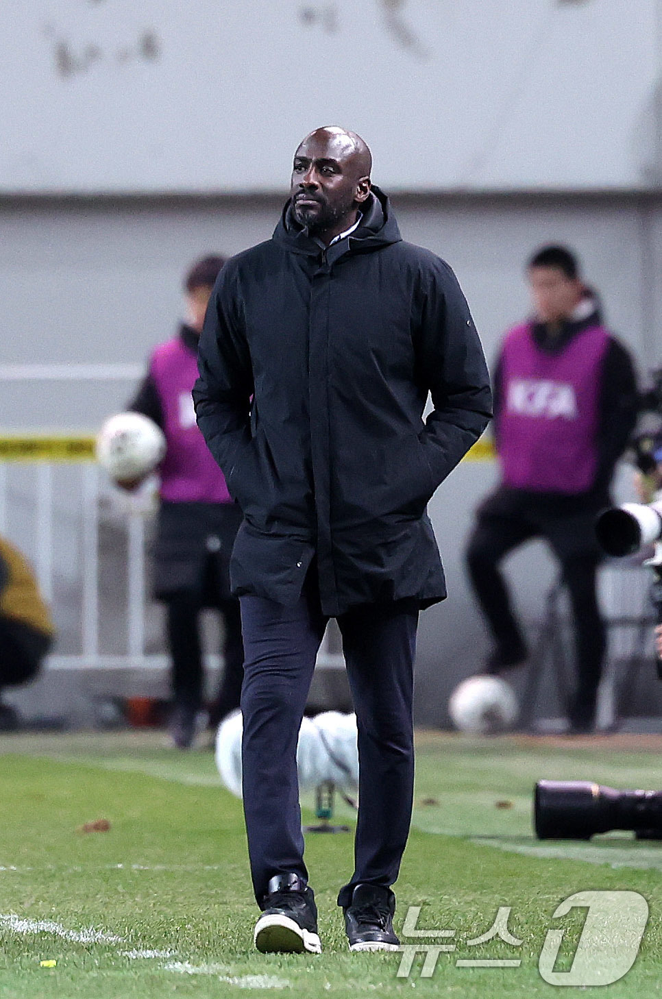 (서울=뉴스1) 박지혜 기자 = 18일 서울 마포구 서울월드컵경기장에서 열린 ‘하나은행 초청 국가대표팀 친선경기’ 대한민국과 가나의 경기에서 오토 아도 가나 감독이 경기를 지켜보고 …