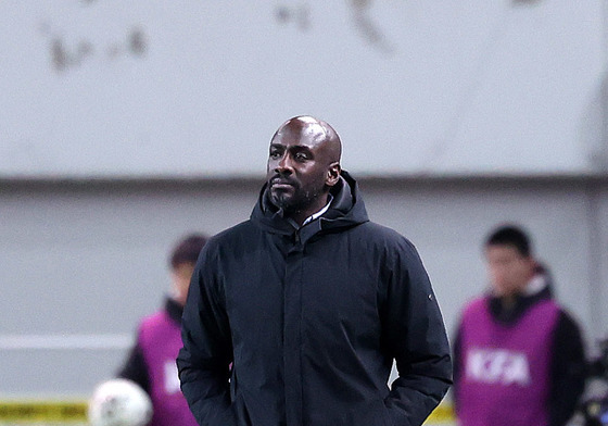 경기 지켜보는 가나 감독