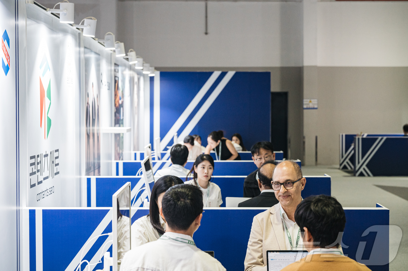 (두바이=뉴스1) 정수영 기자 = 17일(현지 시각) 아랍에미리트 두바이 월드트레이드센터에서 열린 \'2025 K-엑스포 아랍에미리트: 올 어바웃 케이 스타일\'의 기업 간 거래( …