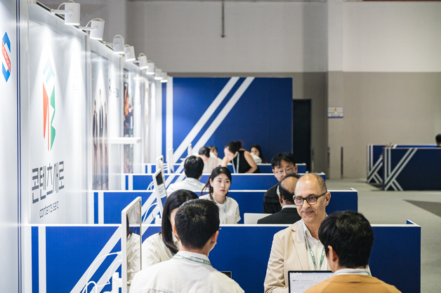\'2025 K-엑스포 아랍에미리트\'…B2B 부스서 상담 중인 현지 바이어
