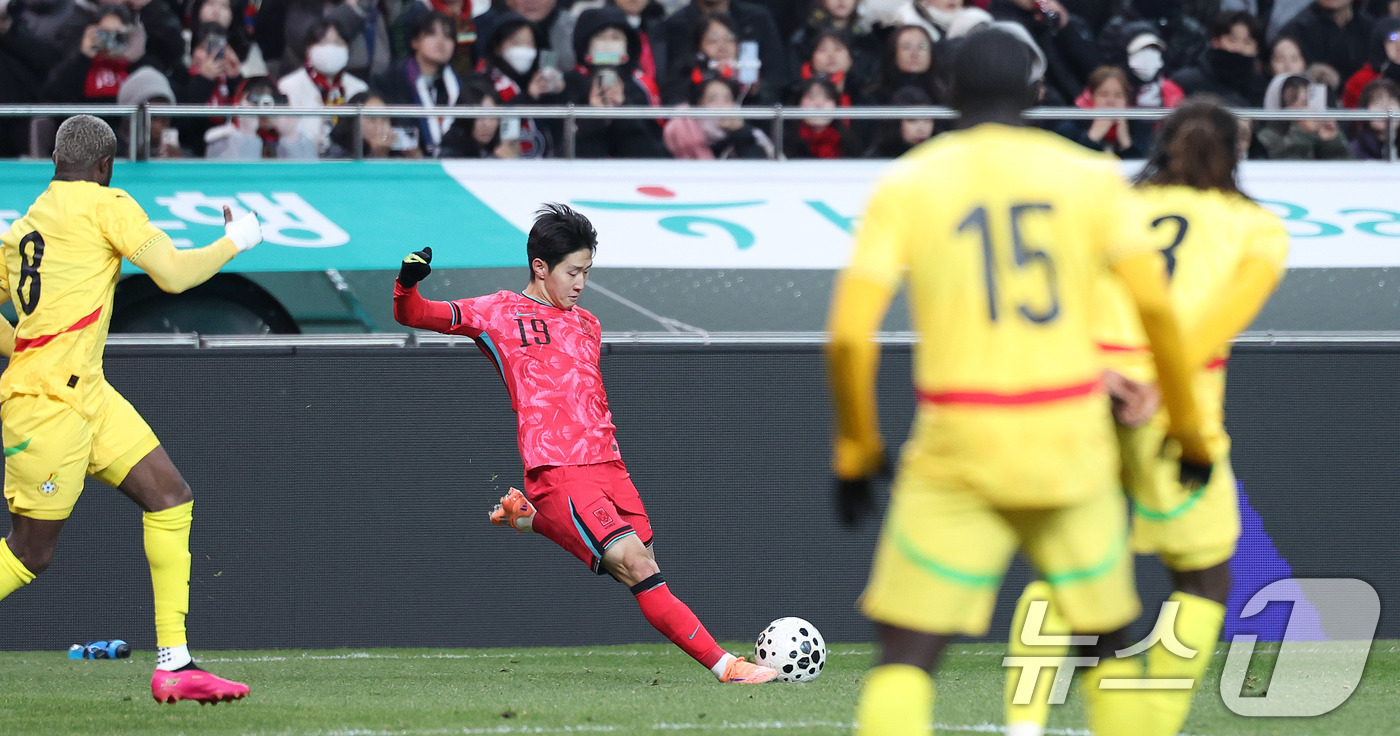 (서울=뉴스1) 박지혜 기자 = 18일 서울 마포구 서울월드컵경기장에서 열린 ‘하나은행 초청 국가대표팀 친선경기’ 대한민국과 가나의 경기에서 대한민국 이강인이 환상적인 크로스를 하 …