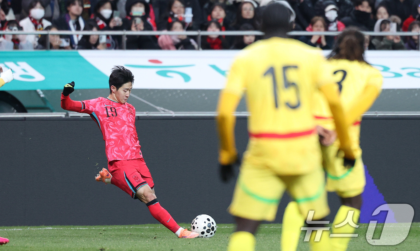 (서울=뉴스1) 박지혜 기자 = 18일 서울 마포구 서울월드컵경기장에서 열린 ‘하나은행 초청 국가대표팀 친선경기’ 대한민국과 가나의 경기에서 대한민국 이강인이 환상적인 크로스를 하 …