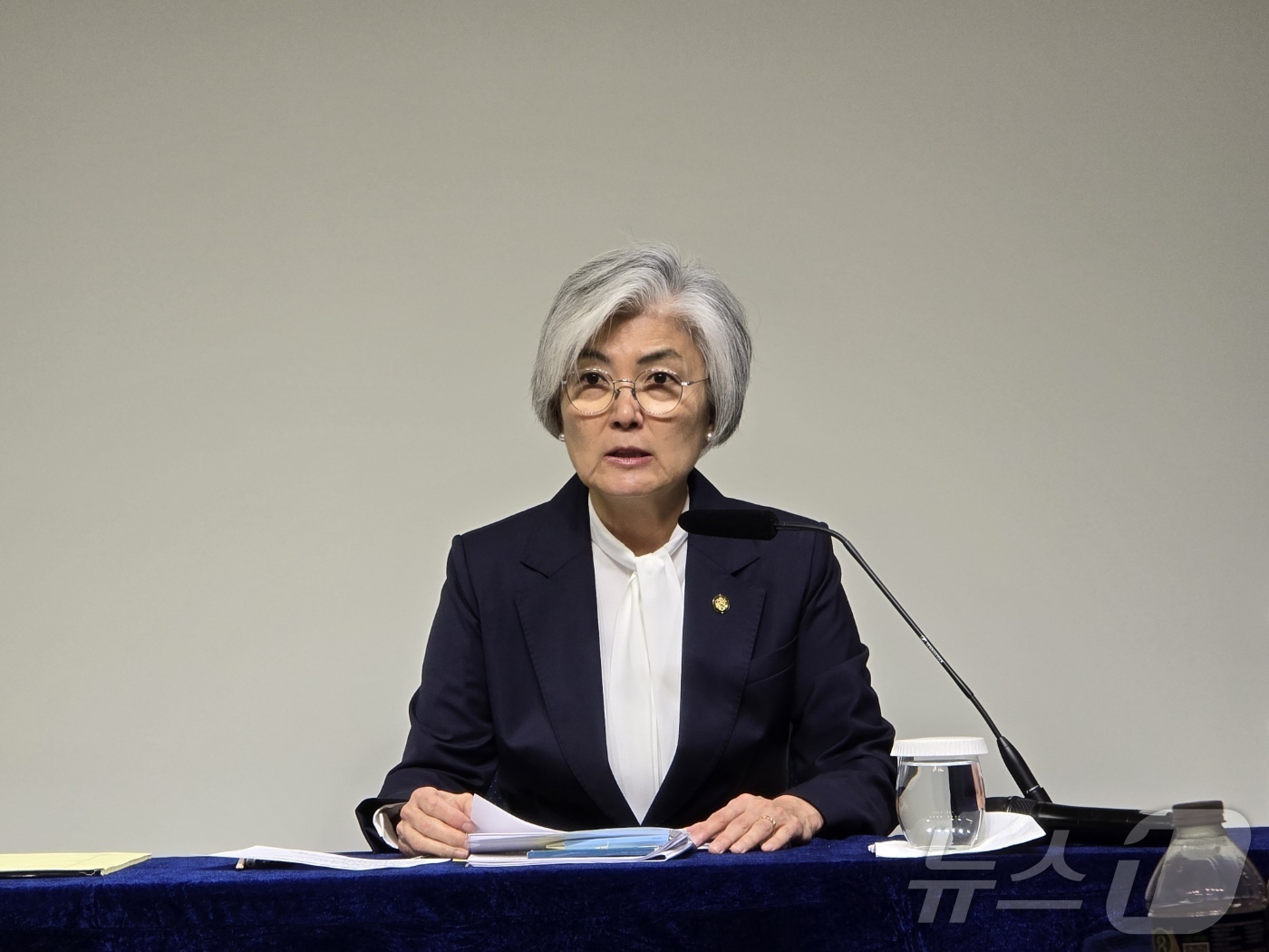 (워싱턴=뉴스1) 류정민 특파원 = 강경화 주미대한민국대사가 18일(현지시간) 워싱턴DC 한국문화원에서 열린 한국 특파원단 간담회에서 모두 발언을 하고 있다. 2025.11.18. …