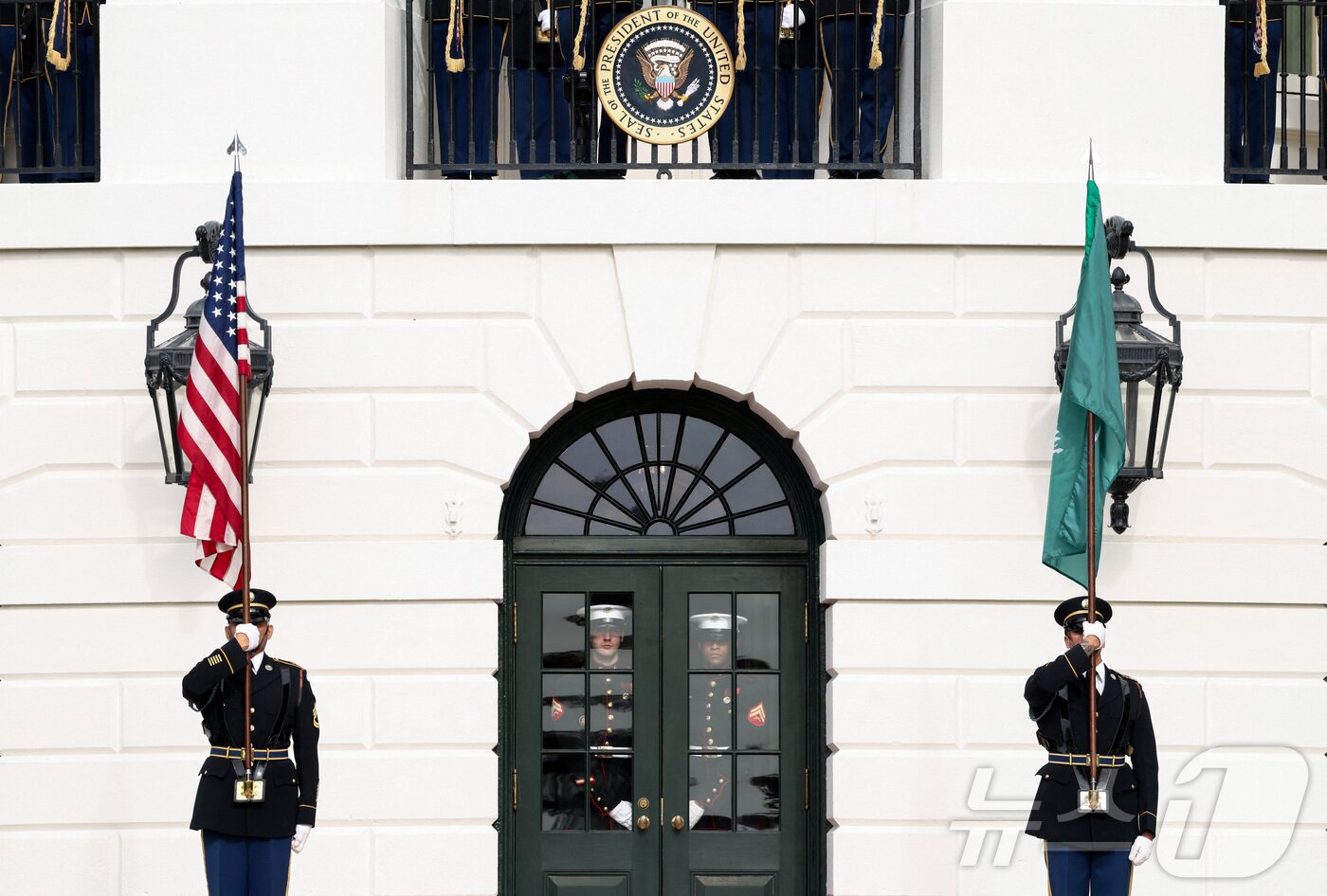 본문 이미지 - 미국 워싱턴DC 백악관에 18일&#40;현지시간&#41; 명예 경비대원들이 성조기와 사우디아라비아 국기를 나란히 들고 있다. 2025.11.18 ⓒ 로이터=뉴스1 ⓒ News1 강민경 기자