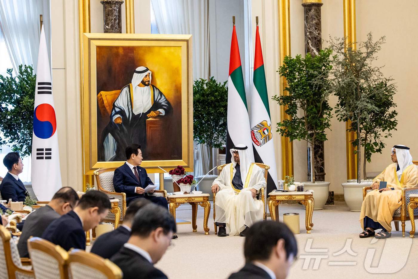 (AFP=뉴스1) 구윤성 기자 = 아랍에미리트(UAE)를 국빈 방문 중인 이재명 대통령(왼쪽)이 18일(현지 시간) UAE 대통령궁에서 무함마드 빈 자이드 알 나하얀 UAE 대통령 …