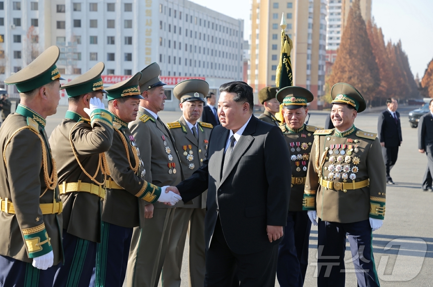 (평양 노동신문=뉴스1) = 북한 노동당 기관지 노동신문은 19일 김정은 당 총비서가 창립 80주년을 맞는 사회안전성을 방문하고 사회안전군 장병들을 축하 격려했다고 보도했다. [국 …