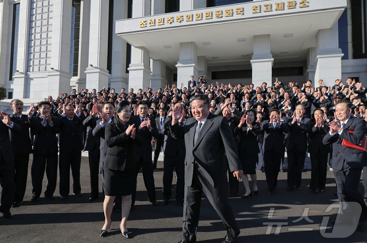 (평양 노동신문=뉴스1) = 북한 노동당 기관지 노동신문은 19일 김정은 당 총비서가 창립 80주년을 맞는 최고재판소와 최고검찰소를 전날 방문해 일꾼(간부)들을 축하했다고 보도했다 …