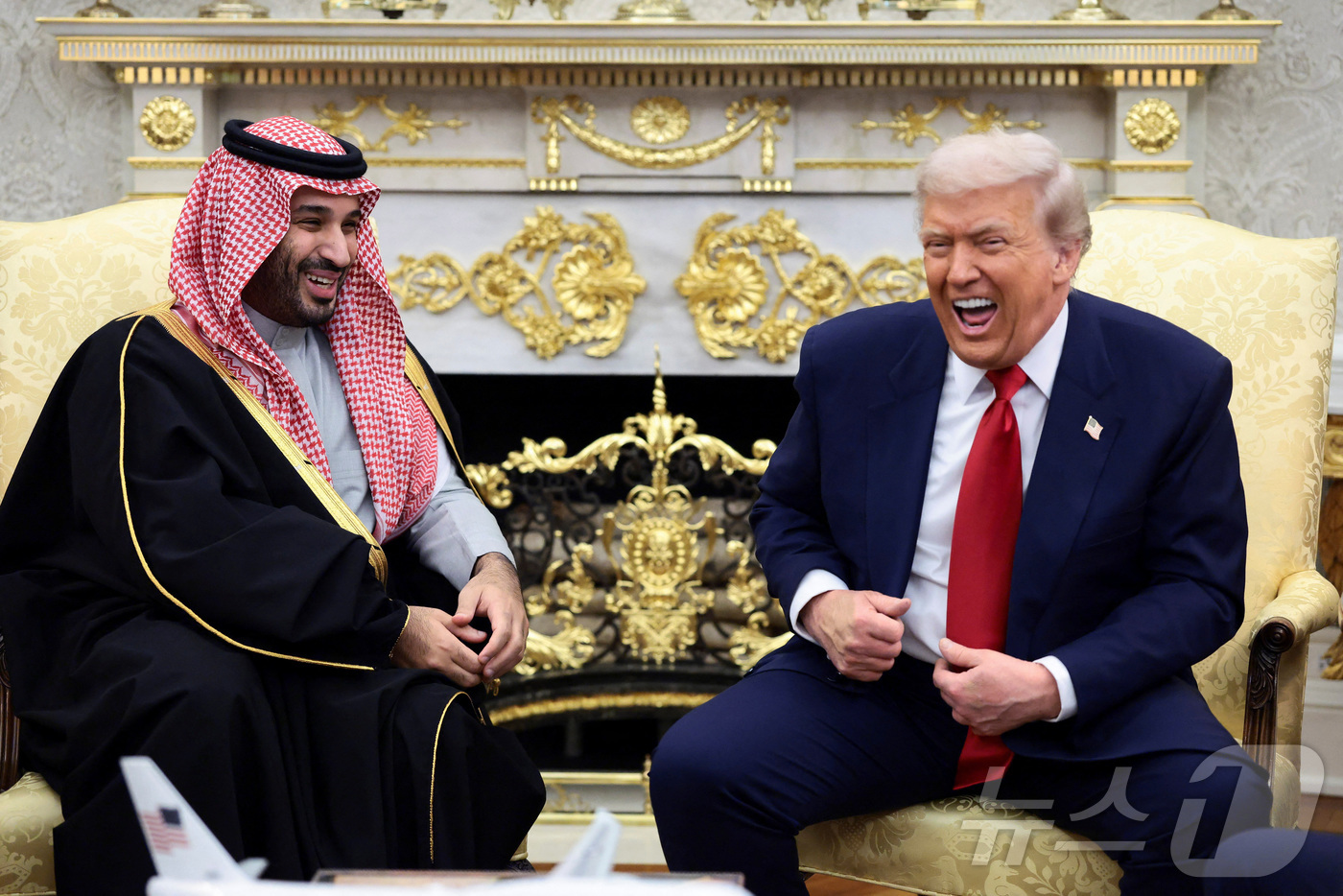 (워싱턴DC 로이터=뉴스1) 류정민 특파원 = 도널드 트럼프 미국 대통령이 18일(현지시간) 워싱턴DC 백악관에서 사우디아라비아의 무함마드 빈 살만 왕세자 겸 총리를 맞이하고 있다 …