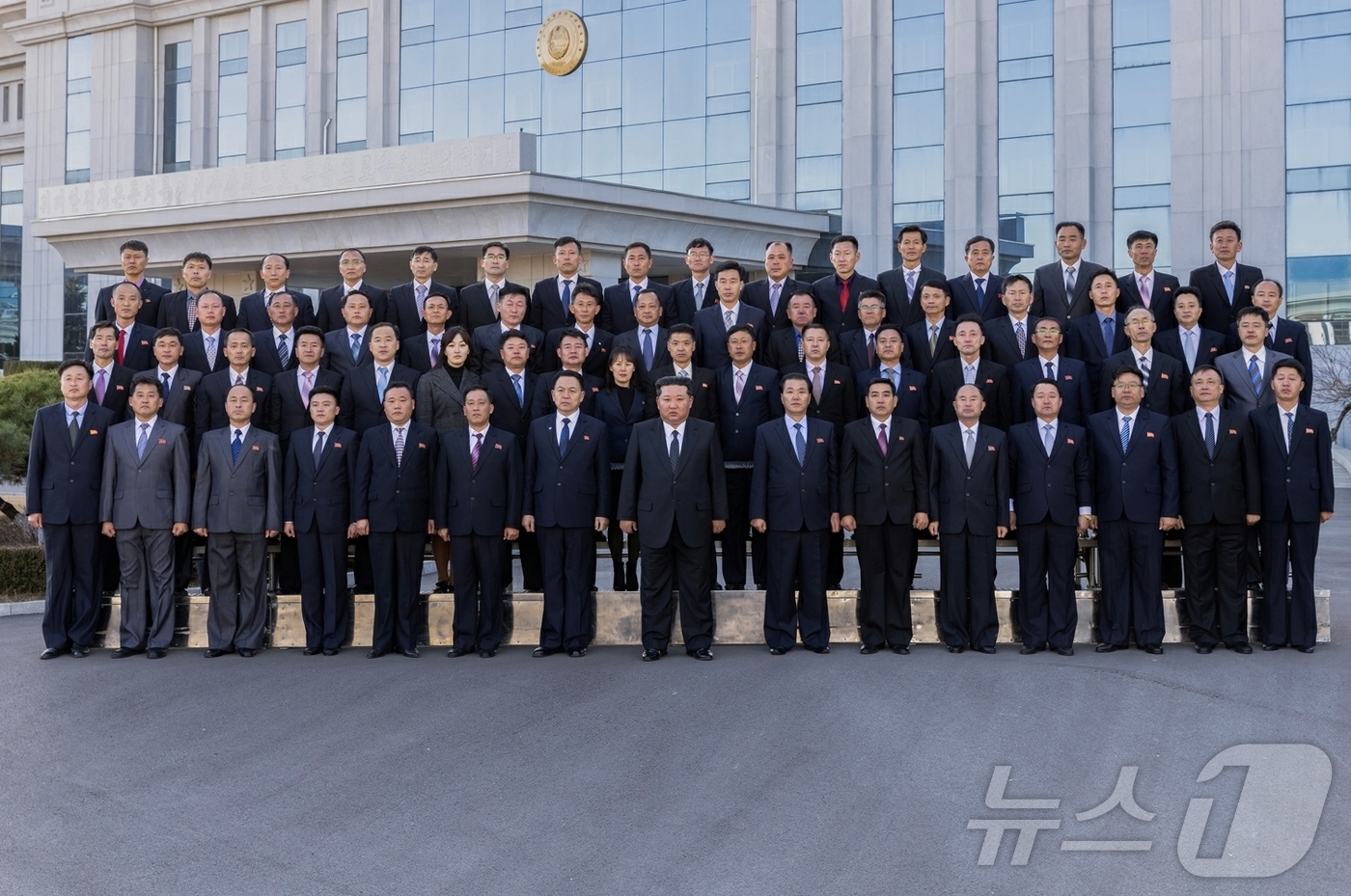 (평양 노동신문=뉴스1) = 북한 노동당 기관지 노동신문은 19일 김정은 당 총비서가 창립 80주년을 맞는 최고재판소와 최고검찰소를 전날 방문해 일꾼(간부)들을 축하했다고 보도했다 …