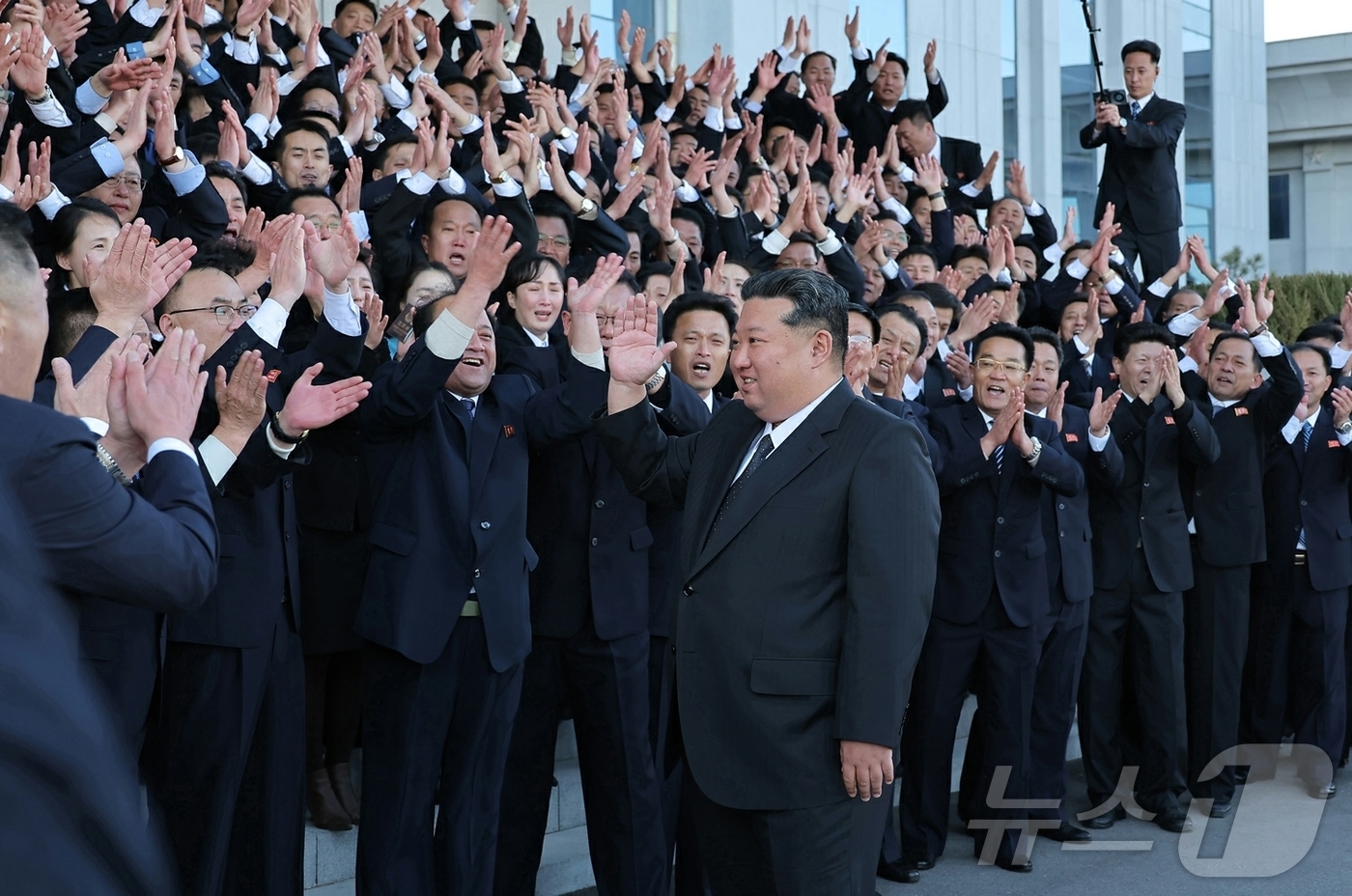 (평양 노동신문=뉴스1) = 북한 노동당 기관지 노동신문은 19일 김정은 당 총비서가 창립 80주년을 맞는 최고재판소와 최고검찰소를 전날 방문해 일꾼(간부)들을 축하했다고 보도했다 …