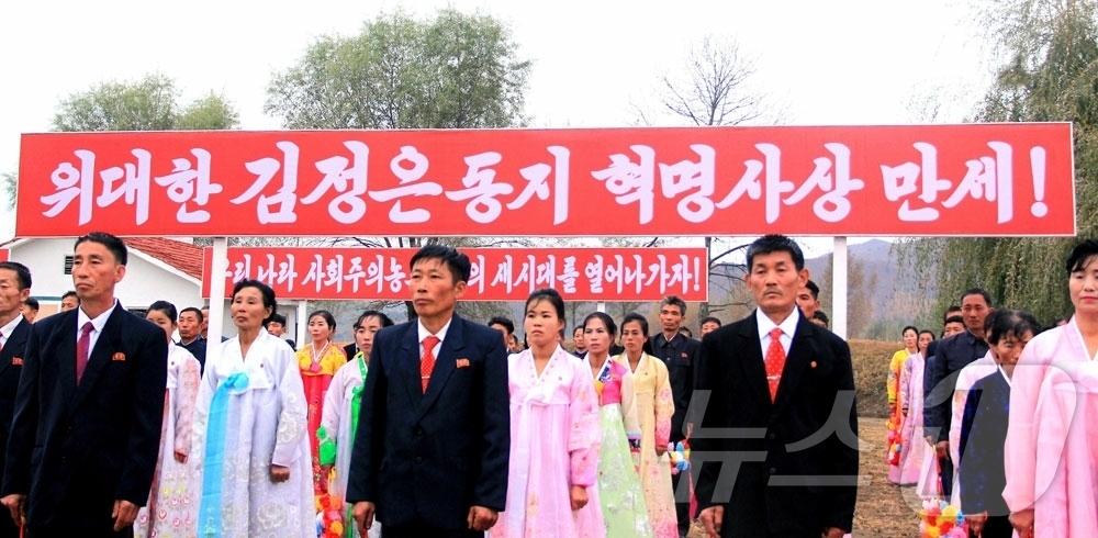 (평양 노동신문=뉴스1) = 북한 노동당 기관지 노동신문은 19일 함경북도와 청진시 청암구역의 일꾼(간부)들, 건설자들, 농업근로자들이 참가한 살림집(주택) 입사(입주) 모임에서는 …