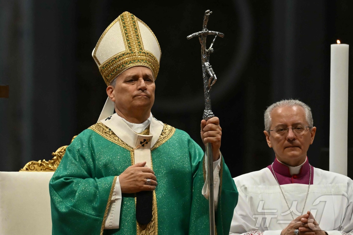 (바티칸 AFP=뉴스1) 김지완 기자 = 16일(현지시간) 레오 14세 교황이 바티칸 성베드로 성당에서 '가난한 이들의 희년' 미사를 집전하고 있다. 2025.11.16ⓒ AFP= …