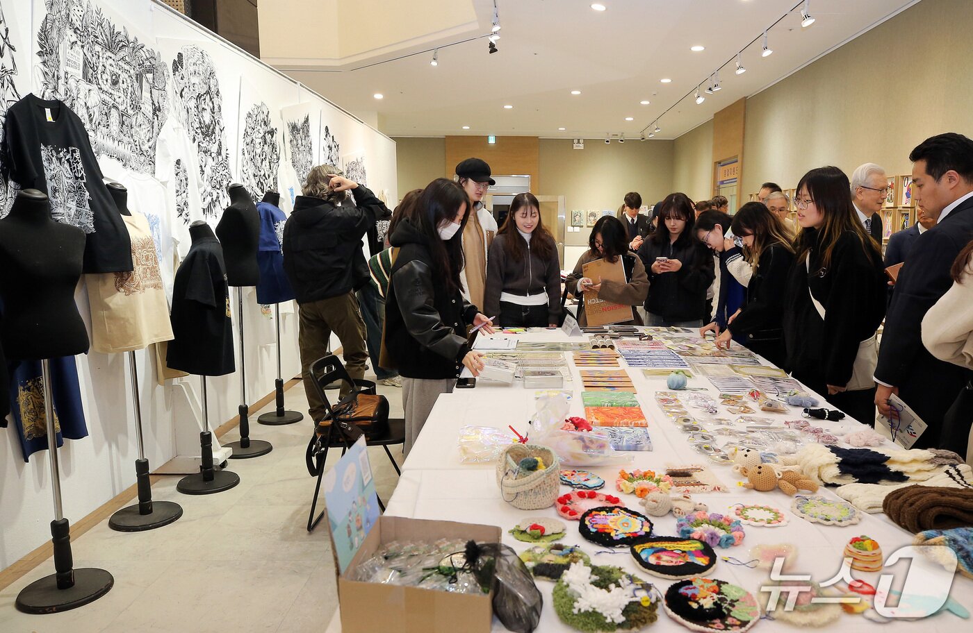 본문 이미지 - 지난해 열린 &#39;제2회 계명대 미술대학 재학생 아트페어&#39;를 찾은 관람객이 작품을 살펴보는 모습.  &#40;계명대 제공. 재판매 및 DB금지&#41;