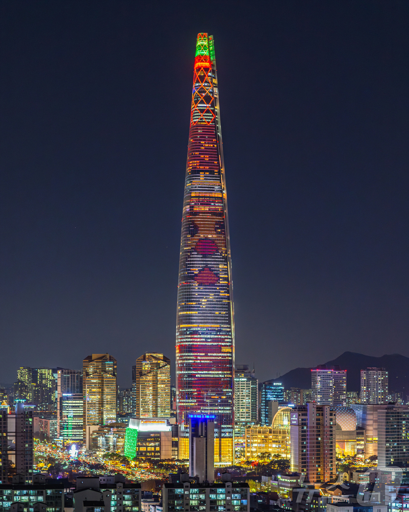 (서울=뉴스1) = 롯데물산은 19일부터 12월 23일까지 롯데월드타워 외벽 미디어파사드에 크리스마스 시그니처 콘텐츠를 연출한다고 밝혔다. 사진은 롯데월드타워 외벽 미디어파사드에 …