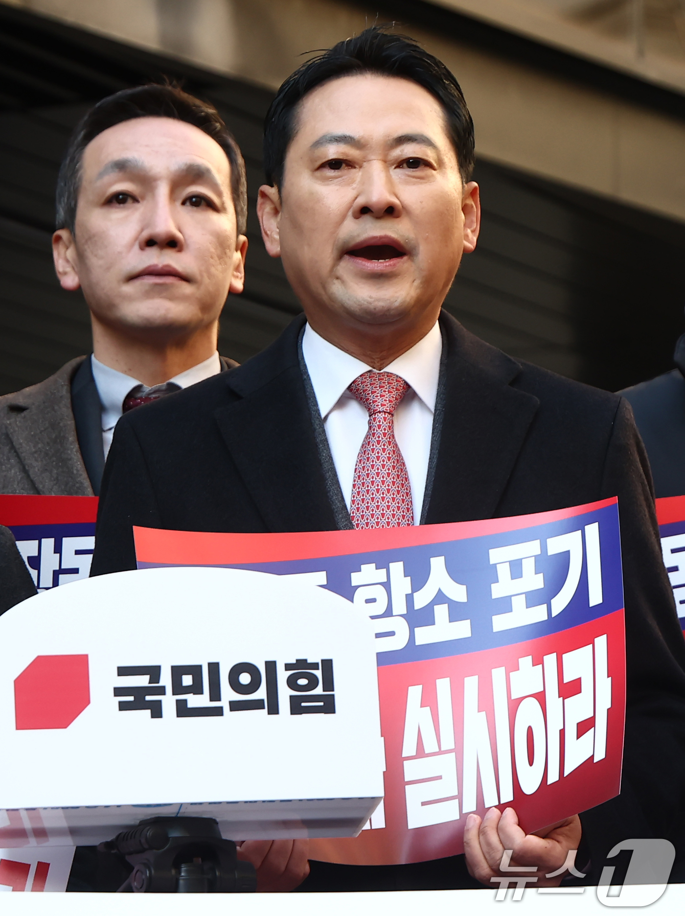 (서울=뉴스1) 김민지 기자 = 장동혁 국민의힘 대표를 비롯한 의원들이 19일 오전 대장동 개발사업 특혜 의혹 사건에서 실형을 선고 받은 남욱 변호사가 추징보전 해제를 요구한 서울 …