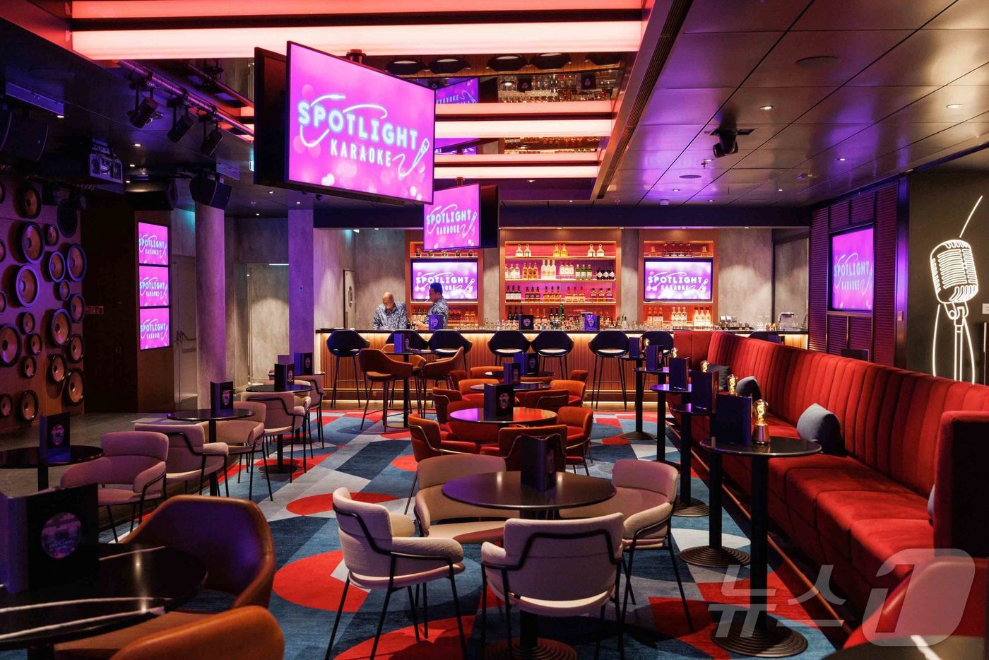 (서울=뉴스1) = 삼성전자가 글로벌 해운 업체인 로열 캐리비안 크루즈의 세계 최대 크기 '스타 오브 더 시즈' 크루즈선에 TV와 스마트 사이니지를 대량 공급했다고 19일 밝혔다. …