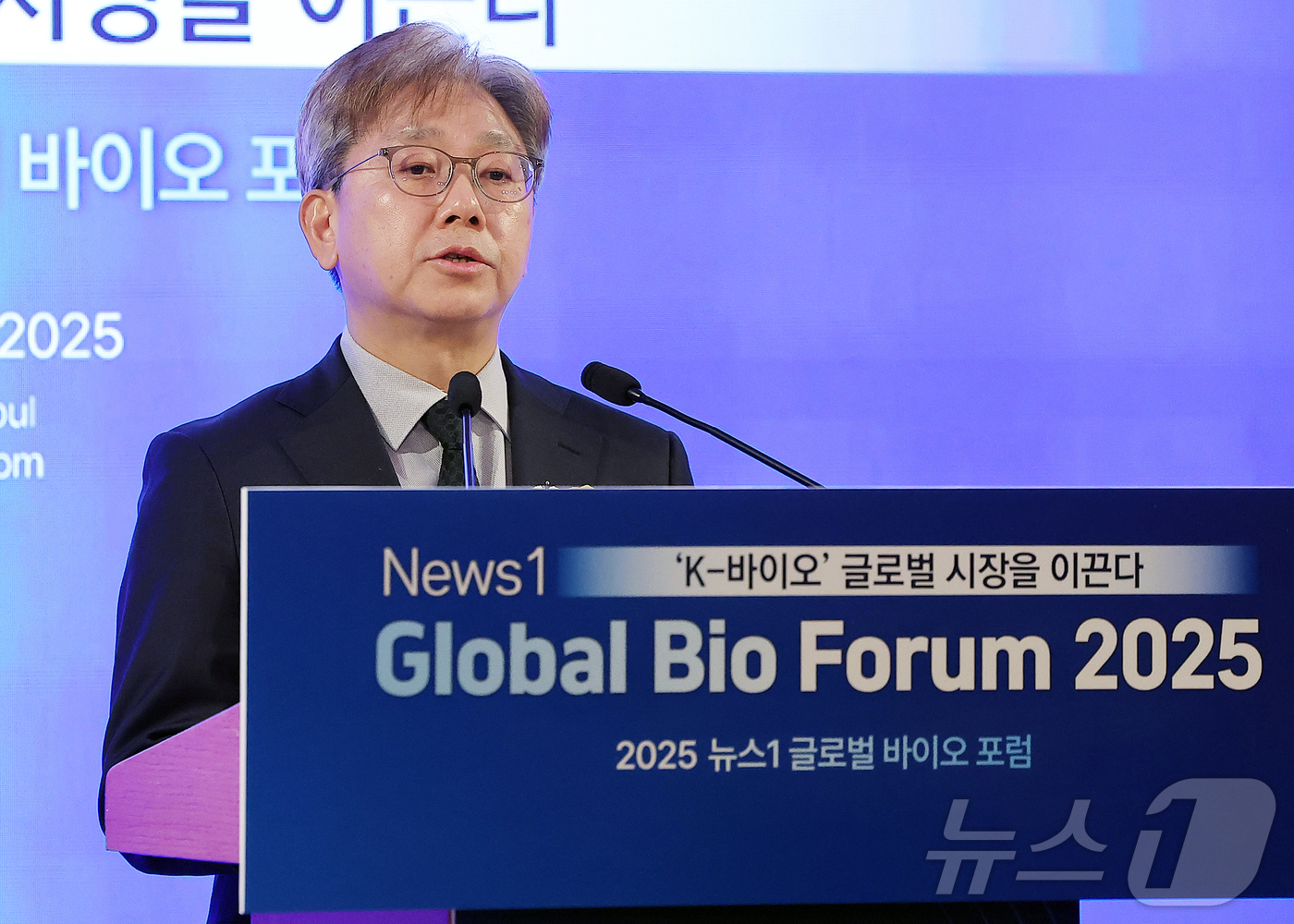 (서울=뉴스1) 김진환 기자 = 이영섭 뉴스1 대표이사가 19일 오전 서울 중구 소공동 롯데호텔 사파이어볼룸에서 ‘K-바이오 글로벌 시장을 이끈다’를 주제로 열린 '뉴스1 글로벌바 …