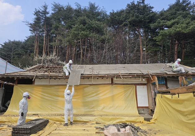 강릉시 "석면 없는 안전한 도시로" 슬레이트 건축물 45% 철거 완료