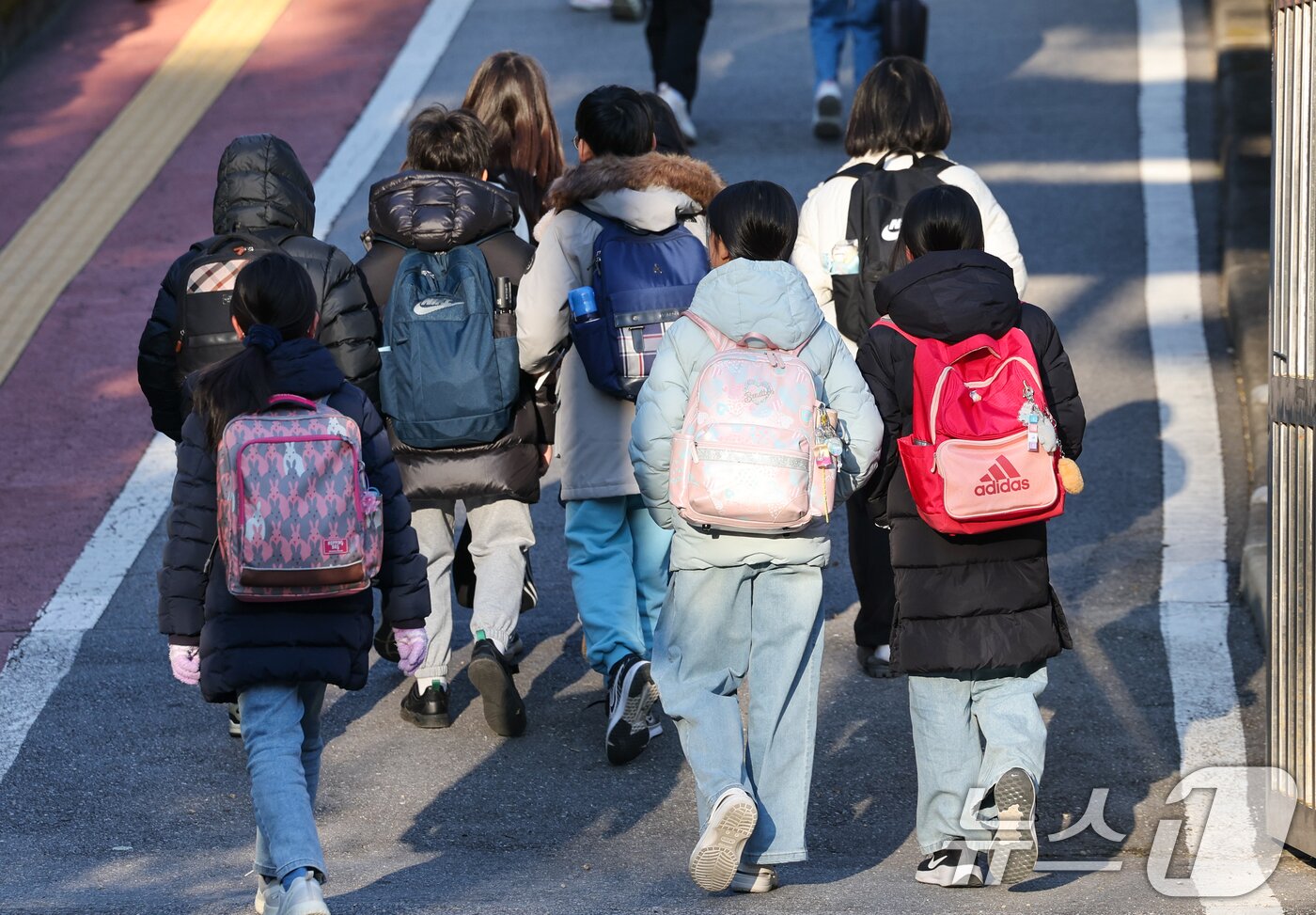 본문 이미지 -  사진은 19일 서울 시내 초등학교를 등교하는 학생들의 모습. 2025.11.19 ⓒ 뉴스1 안은나 기자