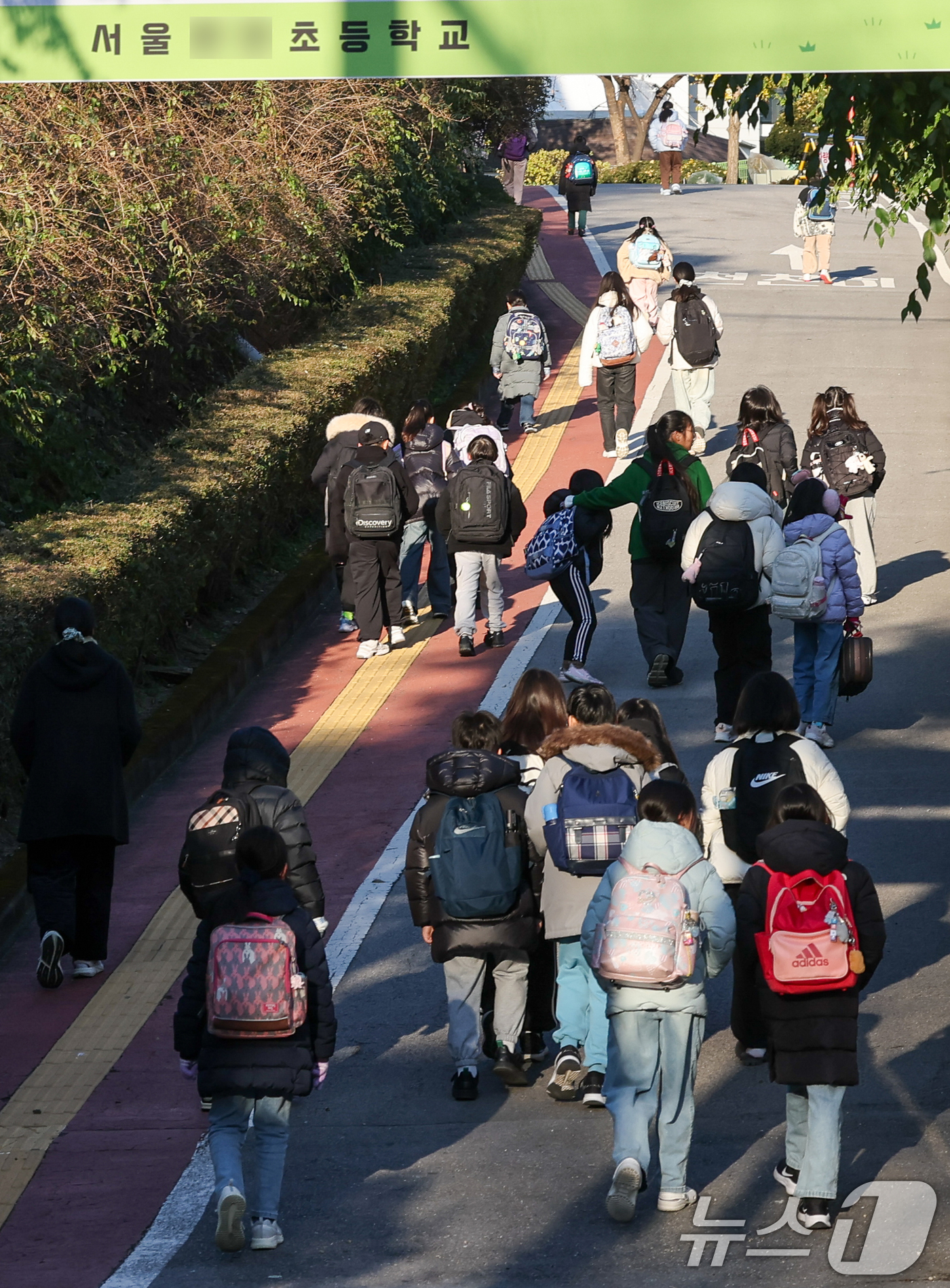 (서울=뉴스1) 안은나 기자 = 학교에서 급식·돌봄 업무에 종사하는 비정규직 노동자들이 오는 20일 총파업을 예고하면서 일부 학생에 대한 빵·우유 대체식이 불가피해졌다.이번 파업은 …