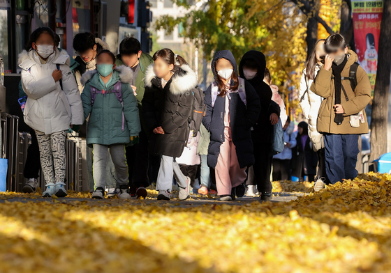 학교 비정규직 총파업 D-1, 등교하는 학생들