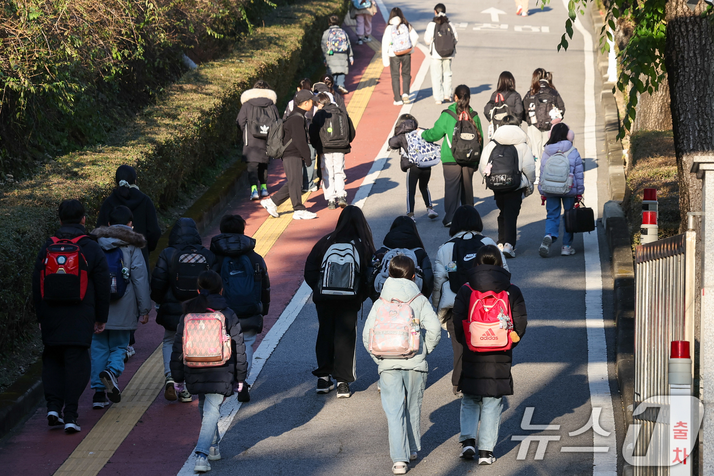 (서울=뉴스1) 안은나 기자 = 학교에서 급식·돌봄 업무에 종사하는 비정규직 노동자들이 오는 20일 총파업을 예고하면서 일부 학생에 대한 빵·우유 대체식이 불가피해졌다.이번 파업은 …