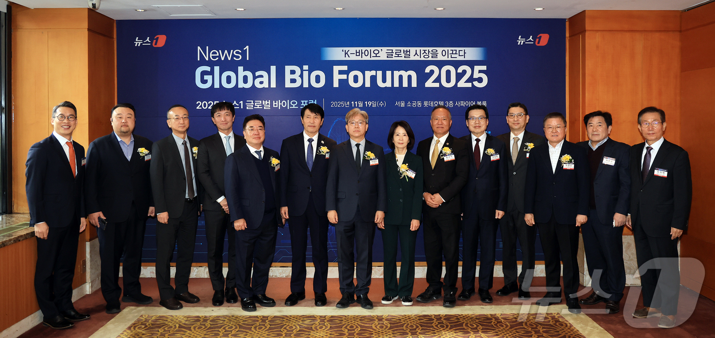 (서울=뉴스1) 김진환 기자 = 이영섭 뉴스1 대표이사를 비롯한 참석 귀빈들이 19일 오전 서울 중구 소공동 롯데호텔 사파이어볼룸에서 ‘K-바이오 글로벌 시장을 이끈다’를 주제로 …