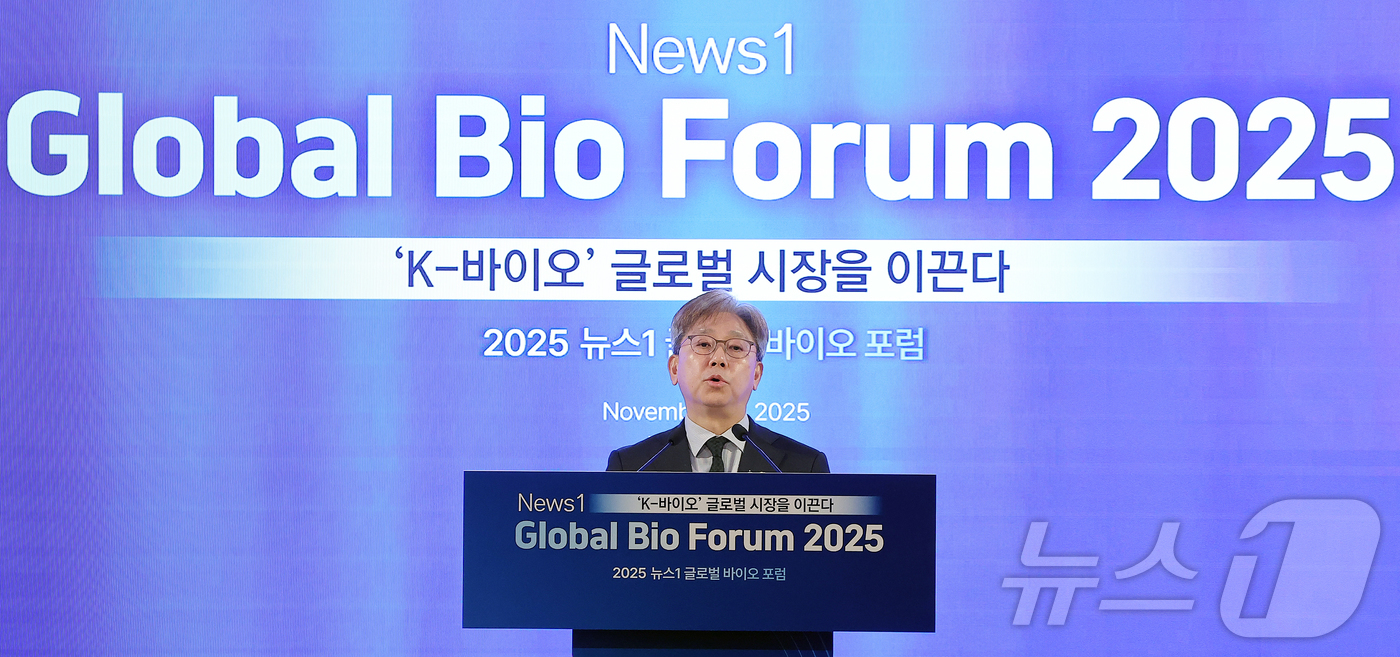 (서울=뉴스1) 김진환 기자 = 이영섭 뉴스1 대표이사가 19일 오전 서울 중구 소공동 롯데호텔 사파이어볼룸에서 ‘K-바이오 글로벌 시장을 이끈다’를 주제로 열린 '뉴스1 글로벌바 …