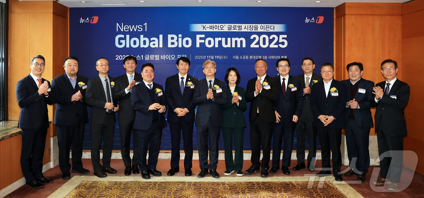(서울=뉴스1) 김진환 기자 = 이영섭 뉴스1 대표이사를 비롯한 참석 귀빈들이 19일 오전 서울 중구 소공동 롯데호텔 사파이어볼룸에서 ‘K-바이오 글로벌 시장을 이끈다’를 주제로 …