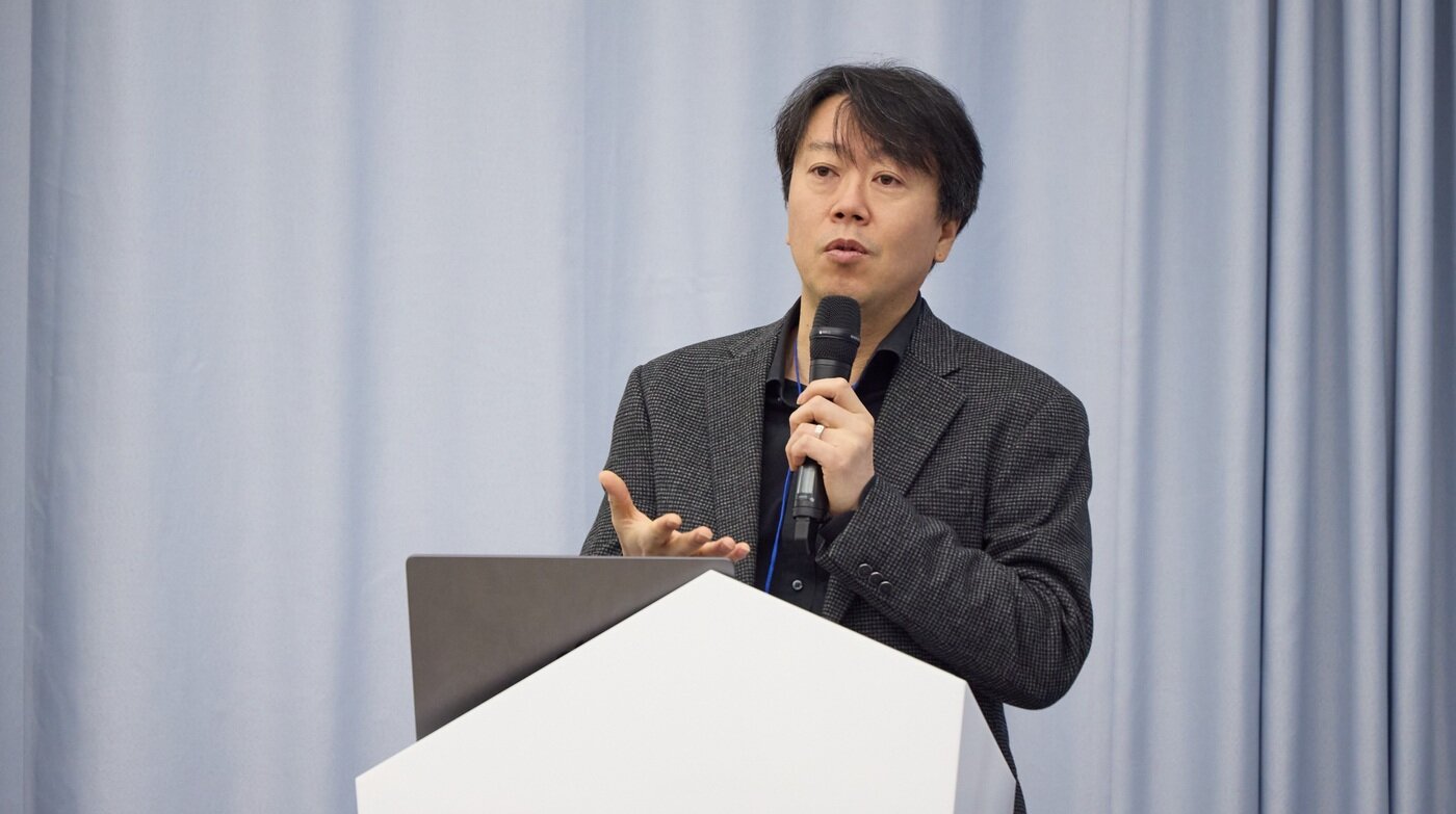 본문 이미지 - 김태윤 SK텔레콤 파운데이션 모델 담당이 지난 18일 서울 성수동에서 열린 '2025 파운데이션 모델 테크 워크숍'에서 발표하고 있다.(크래프톤 제공. 재판매 및 DB금지)2025.11.19/뉴스1