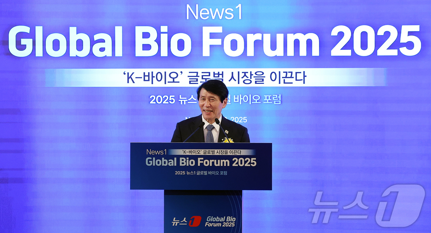 (서울=뉴스1) 김진환 기자 = 이학영 국회부의장이 19일 오전 서울 중구 소공동 롯데호텔 사파이어볼룸에서 ‘K-바이오 글로벌 시장을 이끈다’를 주제로 열린 '뉴스1 글로벌바이오포 …