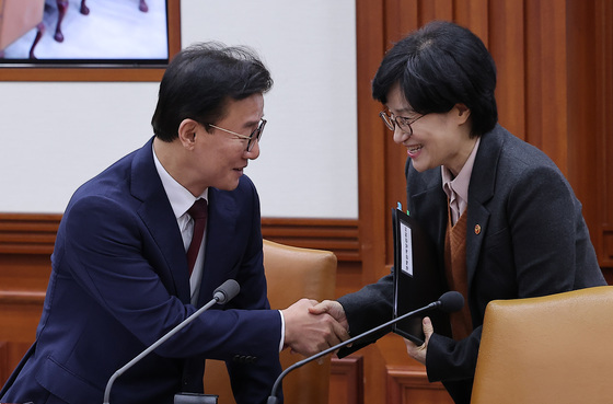 인사하는 전재수·원민경 장관